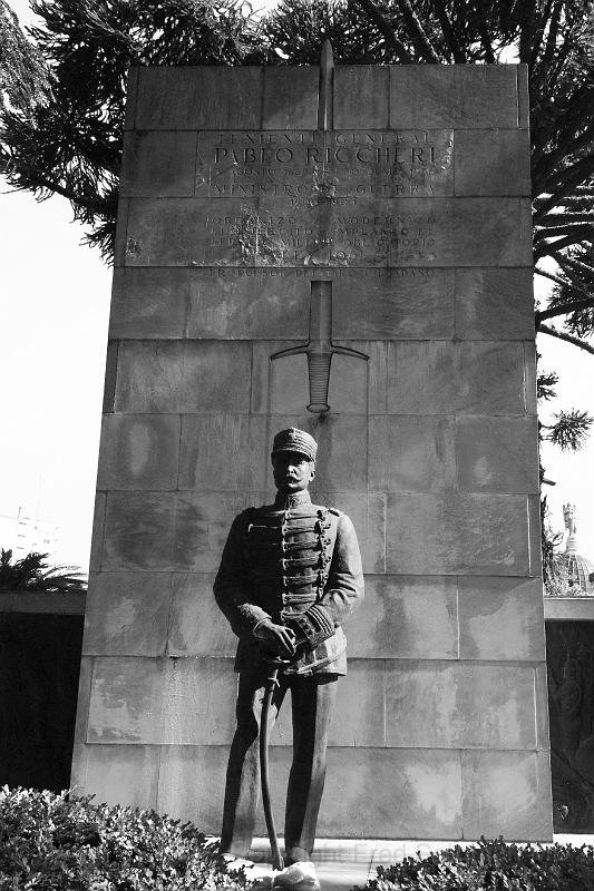 20071203_163202  D2X 2800x4200 v2.jpg - Recoleta Cemetary was founded in 1822 by the Recoletos monks and it is internationally renowned  for having famous sculptures, tombs and mausoleums of illustrious political figures and Argentine families. Among the sculptures there are numerous works by Lola Mora